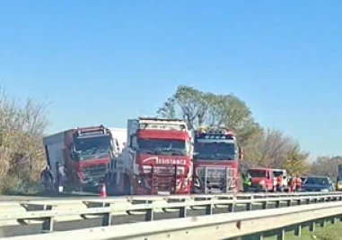 Катастрофа с тирове предизвика километрично задръстване на АМ Тракия до Пазарджик ВИДЕО