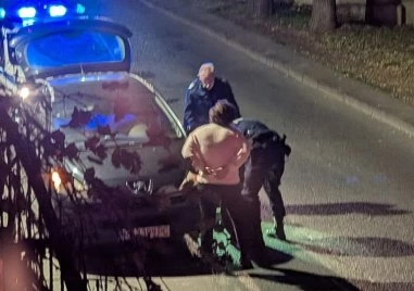 Пловдивски полицаи помогнаха на жена, аварирала на пътя – постъпката им предизвика лавина от коментари