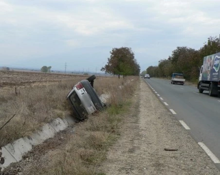 19-годишна шофьорка се обърна в канавка в Пловдивско