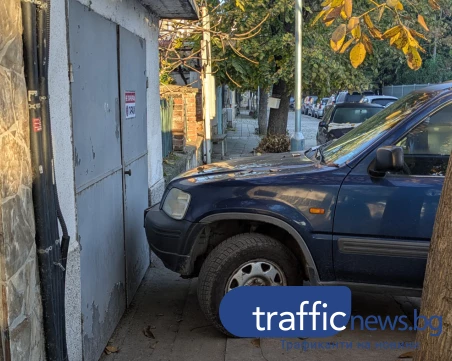 Абсурдно паркиране до училище принуждава деца и родители да се движат край колите