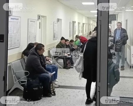 Наплив от пациенти с вирусни симптоми пред лекарските кабинети в Пловдив