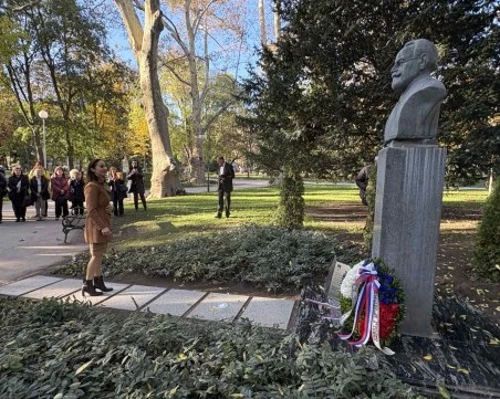 Откриха обозначителен знак на паметника на проф. Антон Безеншек в Цар-Симеоновата градина