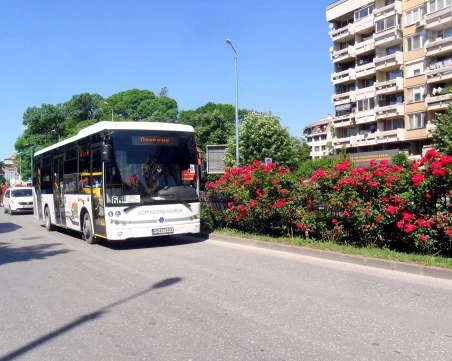 Пиян шофьор от градския транспорт затисна възрастна жена с вратите