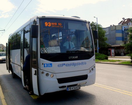 Пиян шофьор от градския транспорт затисна възрастна жена с вратите