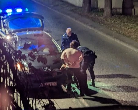 Пловдивски полицаи помогнаха на жена, аварирала на пътя – постъпката им предизвика лавина от коментари