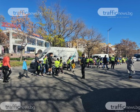 Полицаи и ученици блокираха пловдивско кръстовище, изградиха 