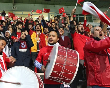 Турските власти към феновете: Не освирквайте българския химн
