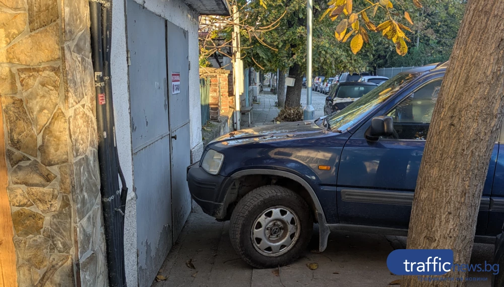 Абсурдно паркиране до училище принуждава деца и родители да се движат край колите