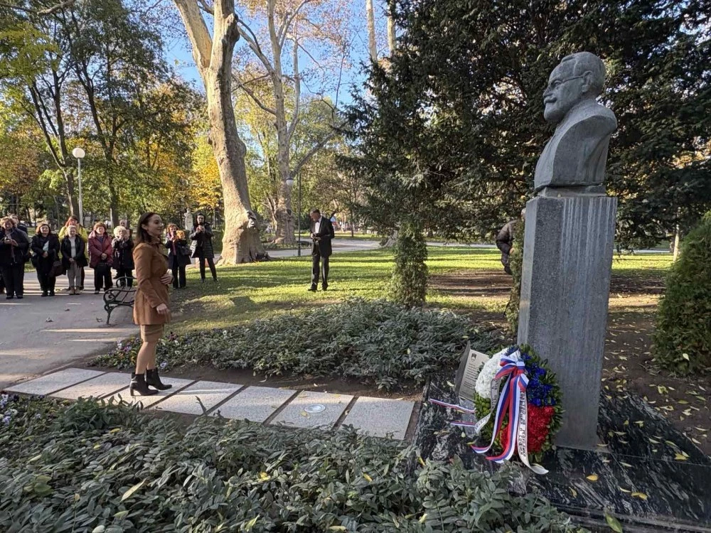 Откриха обозначителен знак на паметника на проф. Антон Безеншек в Цар-Симеоновата градина