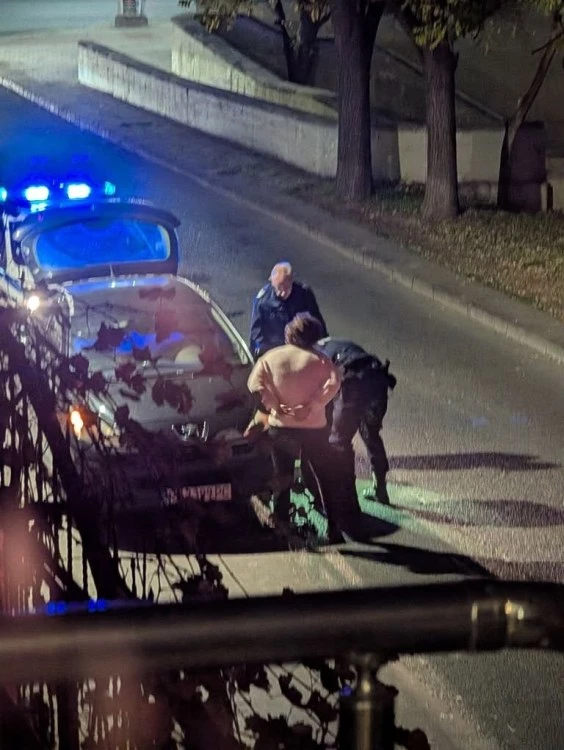 Пловдивски полицаи помогнаха на жена, аварирала на пътя – постъпката им предизвика лавина от коментари