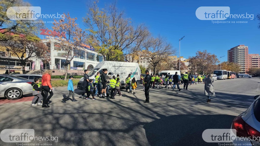 Полицаи и ученици блокираха пловдивско кръстовище, изградиха 
