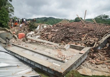 11 души загинаха след свлачище в Индонезия, други 12 са в неизвестност