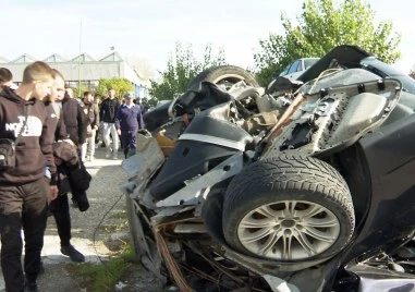 Бъдещи шофьори от пловдивско училище в челен сблъсък със смачкани коли на Паркинга на смъртта” в КАТ
