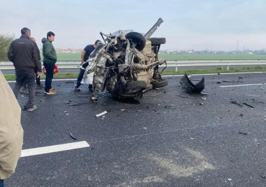 Брутална катастрофа на АМ Тракия, кола прескочи мантинелата и се удари в друг автомобил