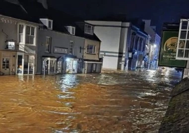 Извънредно положение в Южен Уелс, буря предизвика проливни дъждове и наводнения