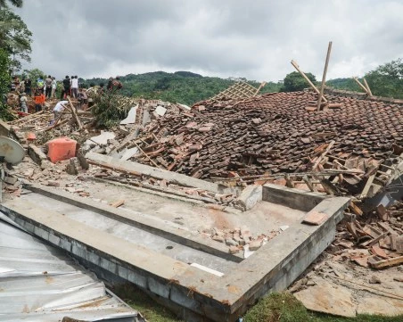 11 души загинаха след свлачище в Индонезия, други 12 са в неизвестност