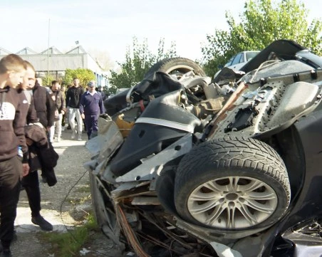 Бъдещи шофьори от пловдивско училище в челен сблъсък със смачкани коли на 