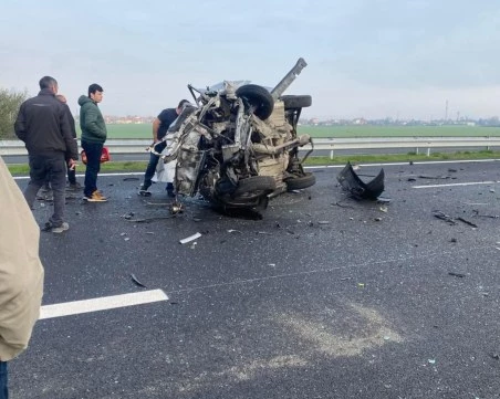 Брутална катастрофа на АМ Тракия, кола прескочи мантинелата и се удари в друг автомобил