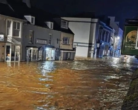 Извънредно положение в Южен Уелс, буря предизвика проливни дъждове и наводнения