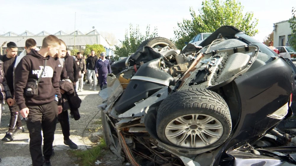 Бъдещи шофьори от пловдивско училище в челен сблъсък със смачкани коли на 