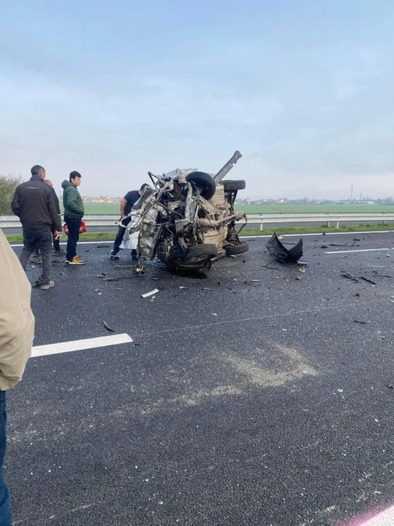 Брутална катастрофа със загинали на АМ Тракия, кола прескочи мантинелата и се удари в друг автомобил