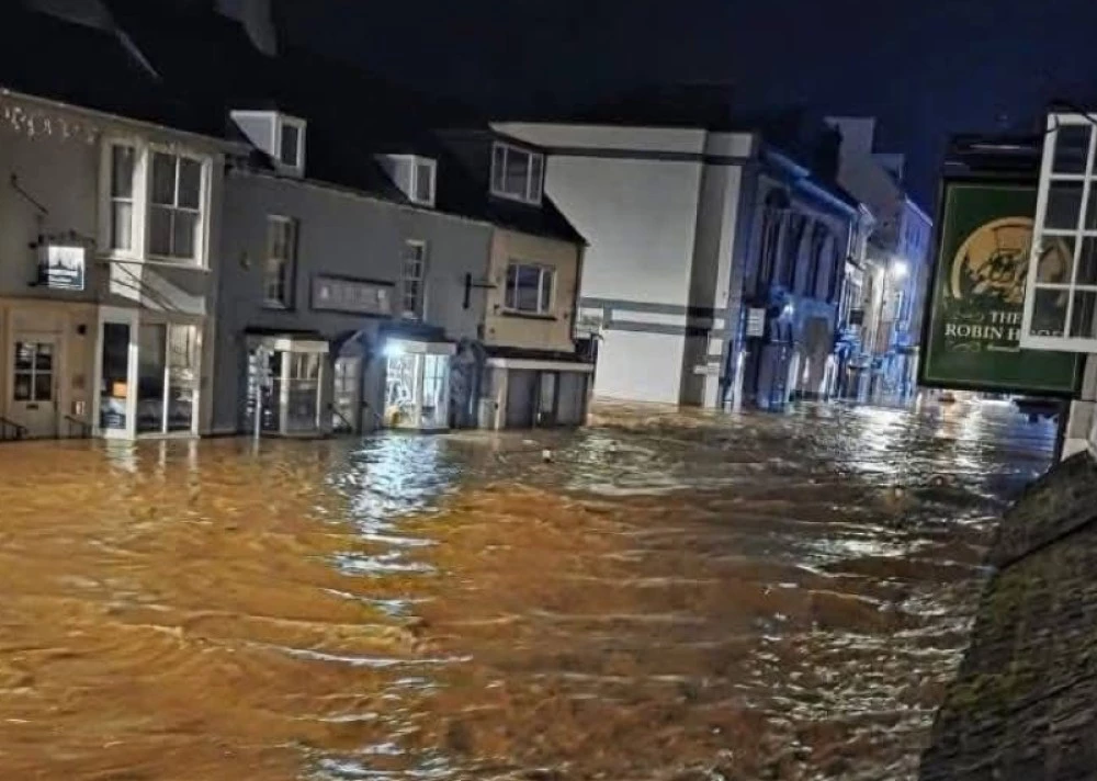 Извънредно положение в Южен Уелс, буря предизвика проливни дъждове и наводнения