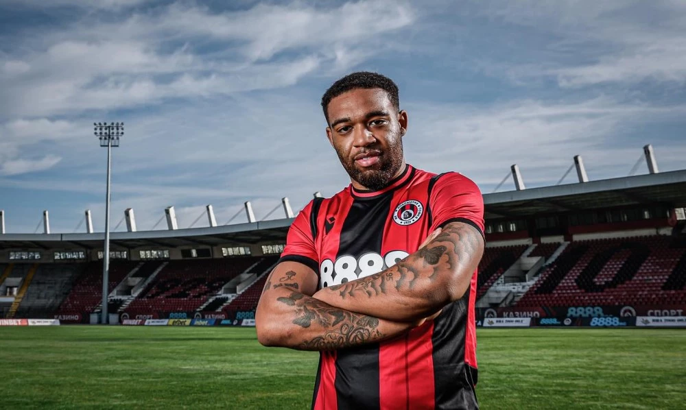 Локо София взе бивш играч на Ливърпул с над 100 мача във Висшата лига