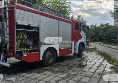Деца се покатериха върху стара сграда в София – не могат да слязат