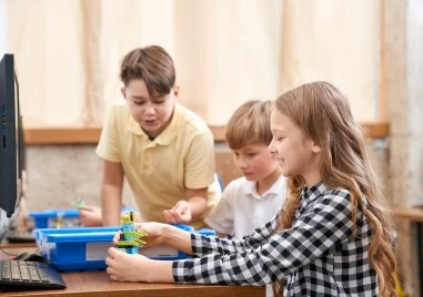 МОН изследва готовността на учители и ученици да използват AI