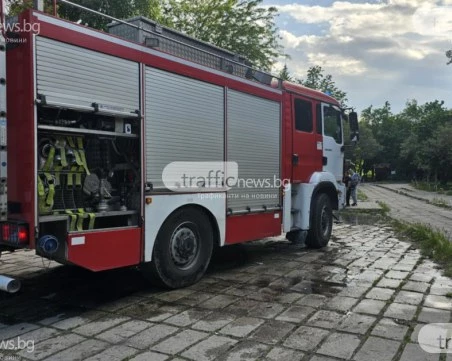 Деца се покатериха върху стара сграда в София – не могат да слязат
