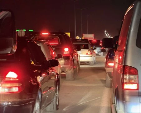 Километрична тапа на пътя Пловдив–Асеновград, колите не помръдват