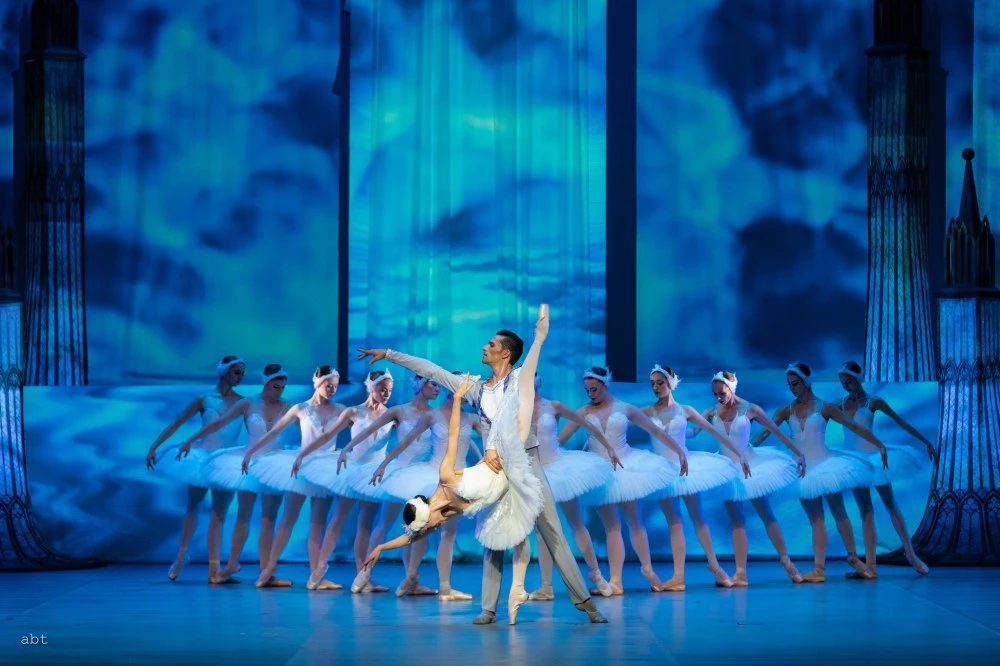 Класика с нов дух! „Лебедово езеро