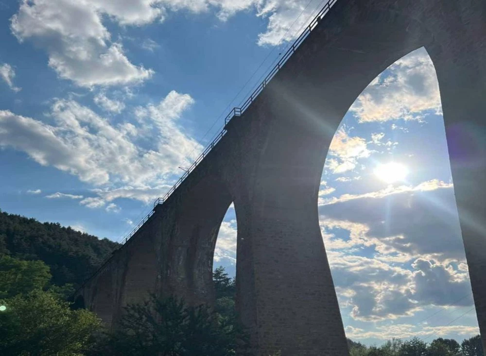 Млад мъж скочи от мост край Клисура и загина