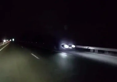 Автомобил се движи в насрещното на АМ Тракия, полицията е накрак