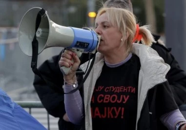 Диана Хърка прекрати гладна си стачка, но призова всички протестиращи в Сърбия за общи действия