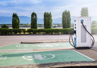 ЕС отпуска милиони на България за зарядни станции за коли и камиони