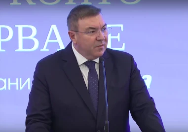 Костадин Ангелов: Парите за заплатите на младите лекари са осигурени