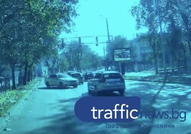 Таксиметров шофьор изуми с уникална маневра на ключово кръстовище в Пловдив ВИДЕО