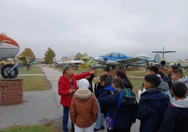 Ученици от Калековец с образователна визита в Музея на авиацията