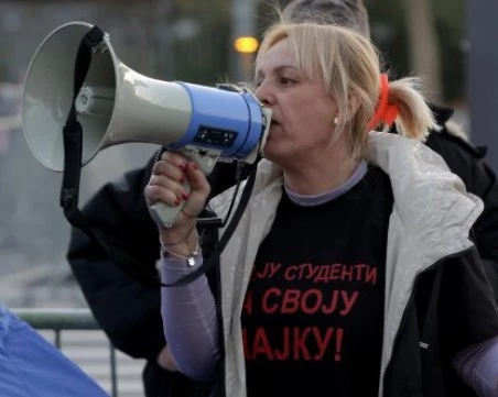 Диана Хърка прекрати гладна си стачка, но призова всички протестиращи в Сърбия за общи действия