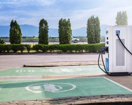 ЕС отпуска милиони на България за зарядни станции за коли и камиони