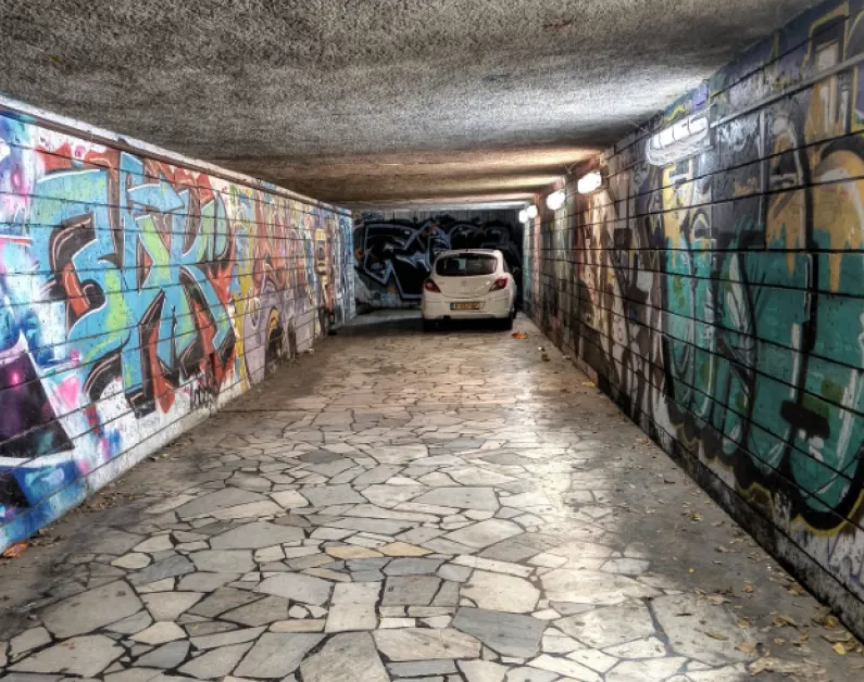 Кола се озова в подлез във Варна СНИМКА