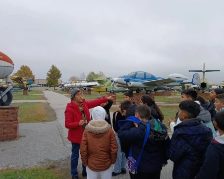 Ученици от Калековец с образователна визита в Музея на авиацията