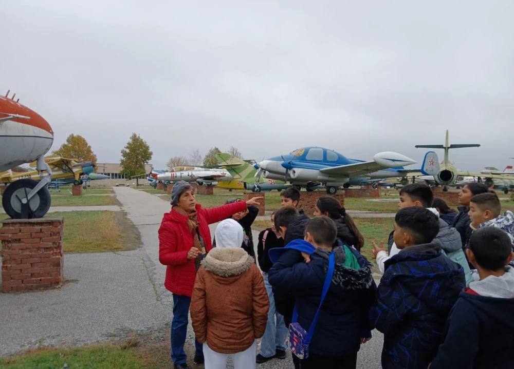 Ученици от Калековец с образователна визита в Музея на авиацията