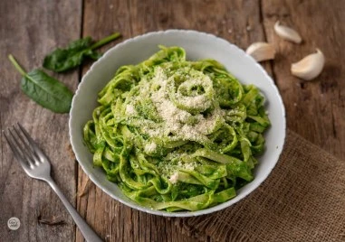 Апетитно и красиво: Как да си приготвим паста със спанак и бяло вино