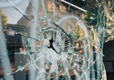 Млад мъж вилня в Пловдив! Счупи витрина на магазин, бягайки след кражба