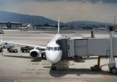 Невиждан досега вятър блокира работата на летище Васил Левски, полети са отклонявани и отменяни