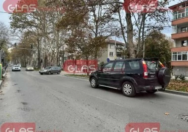 Пловдивски джип влезе в насрещното и блокира булевард в Смирненски в час пик СНИМКИ