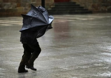 Предупреждение за ураганен вятър в Царево, поривите ще достигнат до 90 км/ч