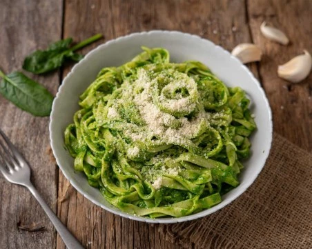 Апетитно и красиво: Как да си приготвим паста със спанак и бяло вино